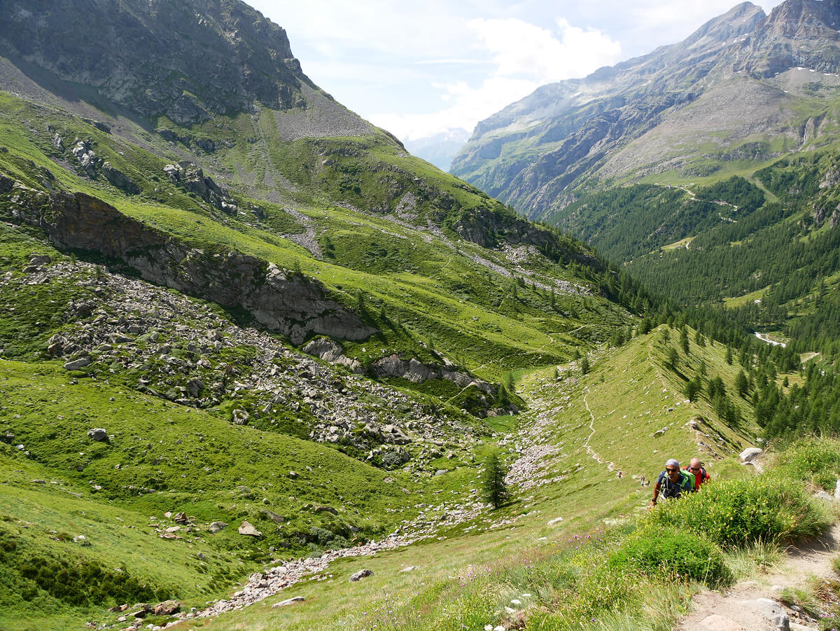 Escursionisti su un sentiero estivo che domina la Val di Gressoney