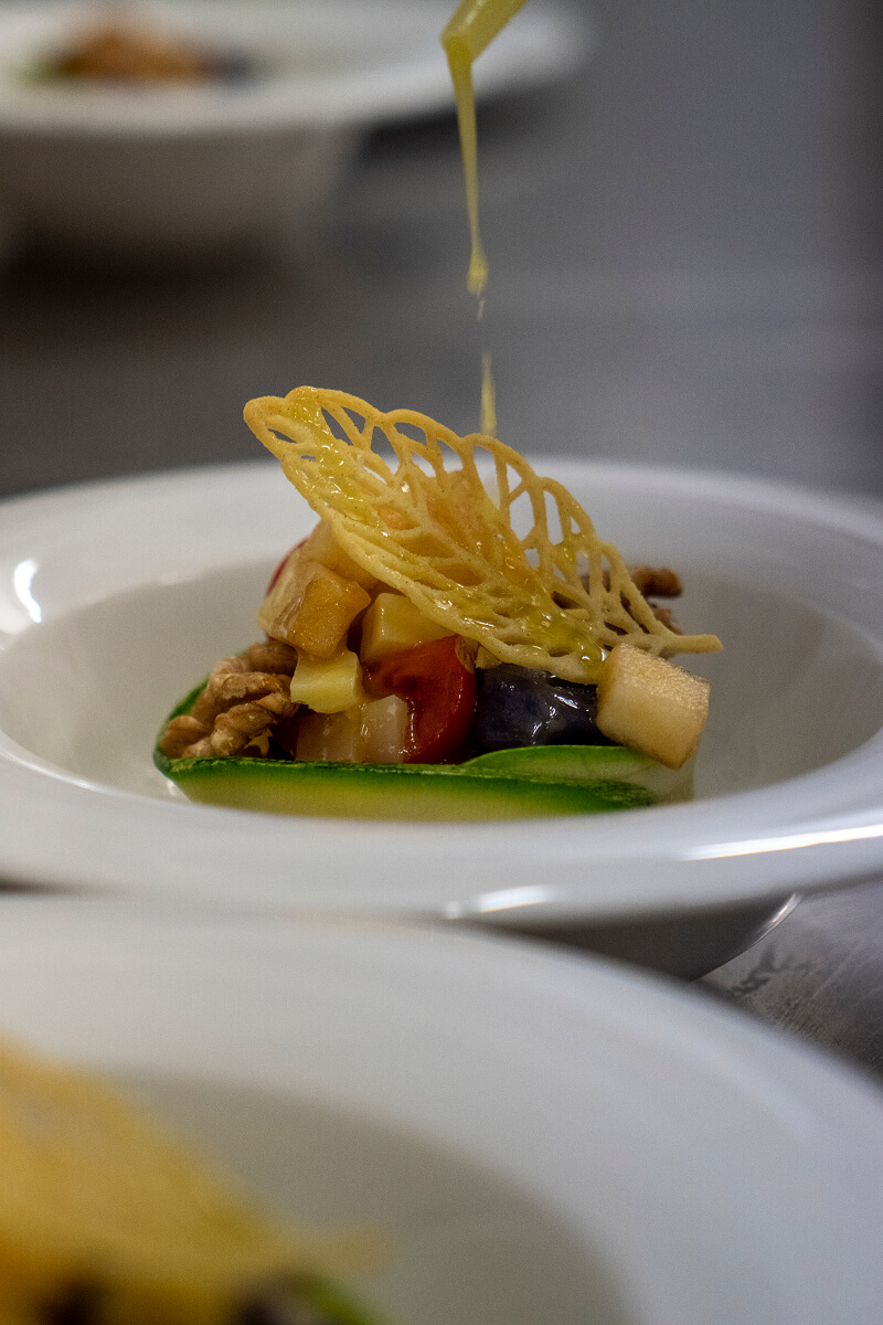 Piatto della cena con verdure e cialda croccante